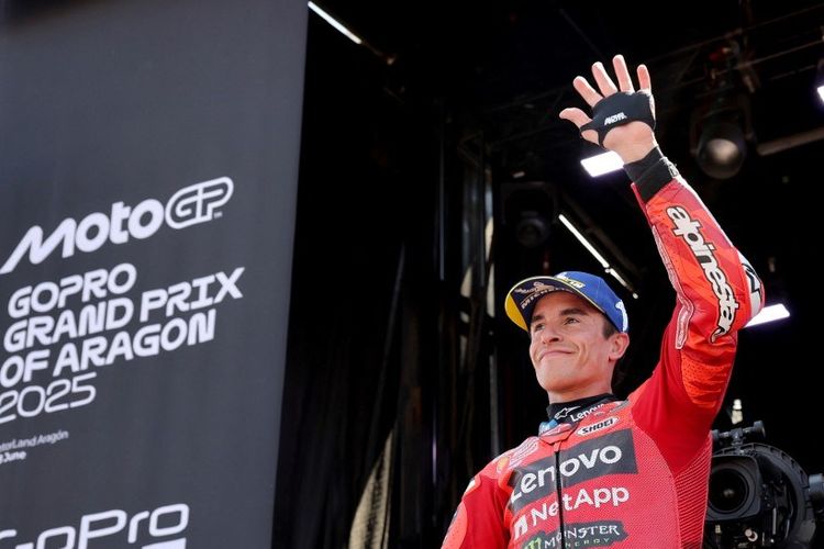 Marc Marquez dari Tim Ducati Lenovo merayakan kemenangannya di podium pada balapan sprint MotoGP Aragon di sirkuit Motorland di Alcaniz, timur laut Spanyol, pada 7 Juni 2025.