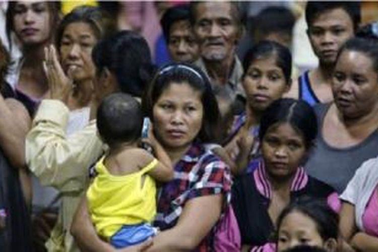 Ratusan ribu warga dievakuasi dari rumah mereka di kawasan tengah Filipina. 
