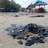 Limbah Hitam Kembali Ditemukan di Pesisir Lampung, 500 Karung Limbah Dikumpulkan Warga