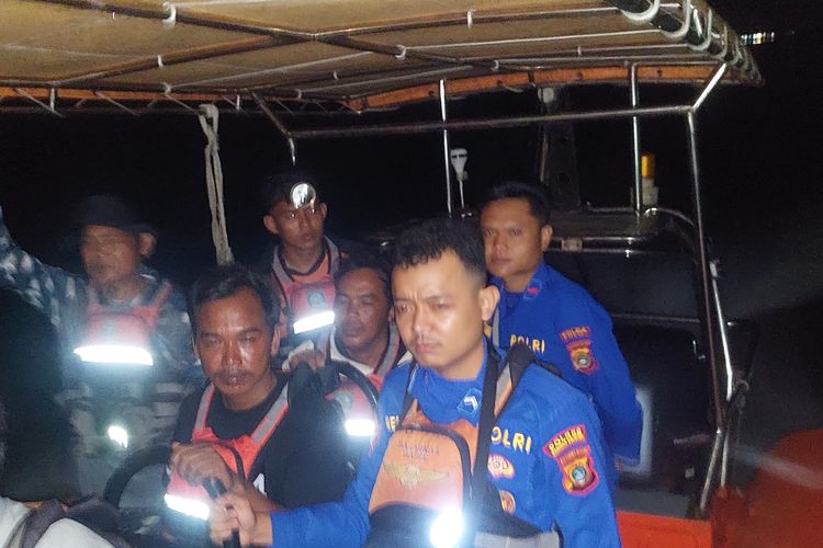 Evakuasi awak kapal KM Bintan Jaya 10 yang karam dihantam Laut Jawa, Minggu (2/6/2024) dini hari.