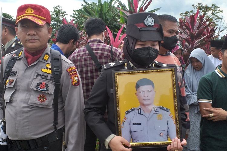 Aiptu Ruslan dimakamkan secara kedinasan kepolisian di TPU Sukoharjo, Kecamatan Marpoyan Damai, Kota Pekanbaru, Riau, Rabu (22/12/2022).