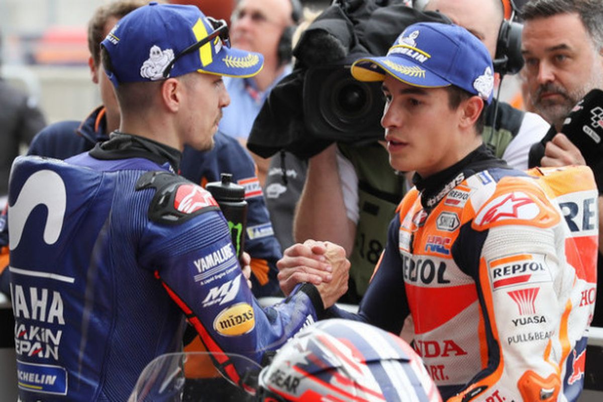 Maverick Vinales dan Marc Marquez saat balapan seri ketiga MotoGP Americas.
