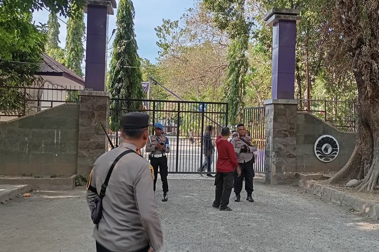 Sejumlah personel polisi yang melakukan penjagaan usai bentrokan di UNM Parang Tambung, Jalan Malengkeri Raya, Kecamatan Tamalate, Kota Makassar, Sulsel, Kamis (26/9/2024).