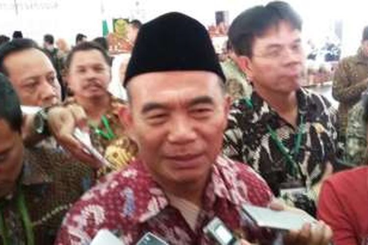 Menteri Pendidikan dan Kebudayaan Muhadjir Effendy saat menemui wartawan usai pembukaan Kongres XXI Persatuan Tamansiswa di Pendapa Agung Tamansiswa Yogyakarta, Selasa (6/12/2016). 