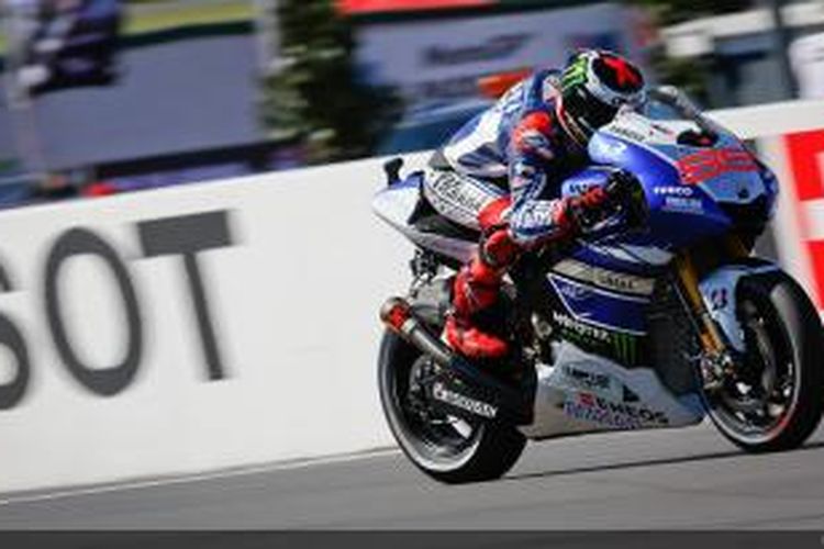 Pebalap Yamaha Factory Racing asal Spanyol, Jorge Lorenzo, memacu motornya di Sirkuit Phillip Island, pada sesi latihan bebas kedua GP Australia, Jumat (18/10/2013).