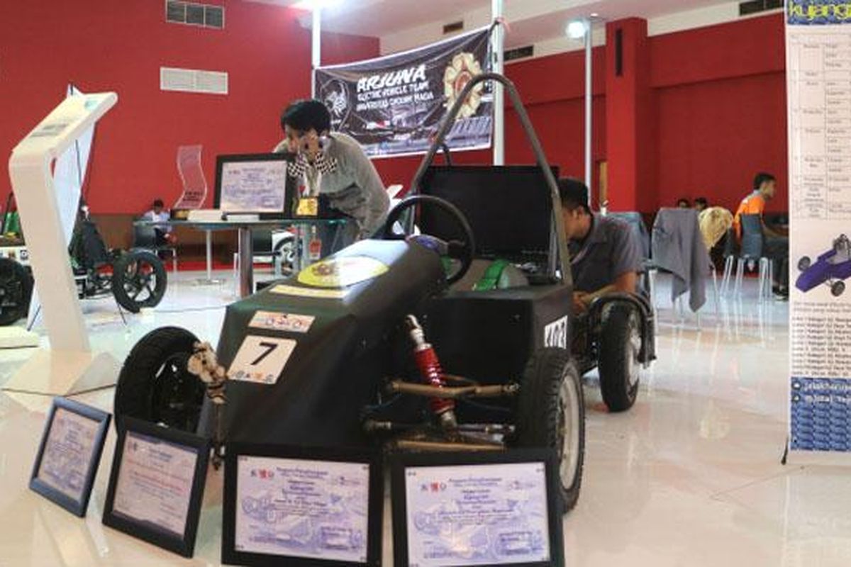 Mobil Listrik buatan Mahasiswa di pameran IIMS 2016