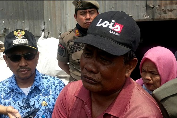 Para pemilik arang batok kelapa menitikkan air mata ketika melihat cerobong mereka dibongkar, Kamis (19/9/2019)