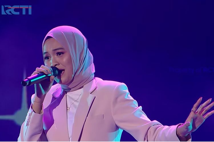 Salma membawakan lagu Dunia Tipu-tipu milik Yura Yunita di babak Spektakuler Show 1 Indonesian Idol 2023, Senin (6/2/2023).