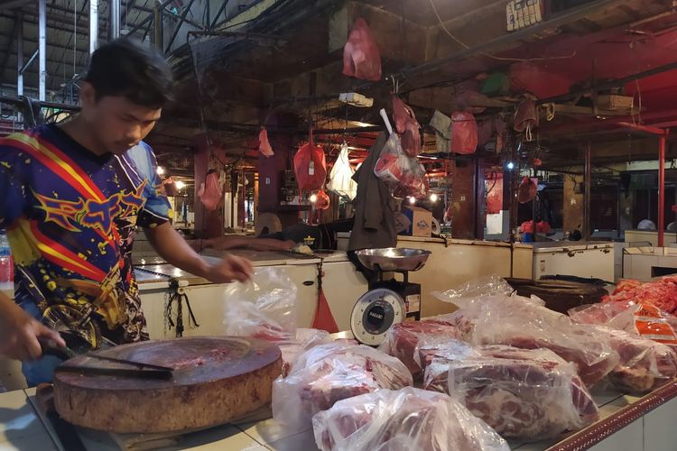 Salah satu pedagang daging sedang memotong potongan daging sapi untuk dijual di Pasar Anyar, Kota Tangerang, Banten, Selasa (19/1/2021) siang.