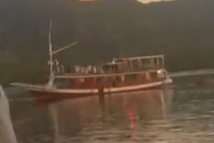 Foto : Sreenshoot video wisatawan pada sebuah kapal menyalakan petasan di Pulau Kalong, kawasan Taman Nasional Komodo, Kabupaten Manggarai Barat, NTT,  pada Kamis (30/3/2022) sore.