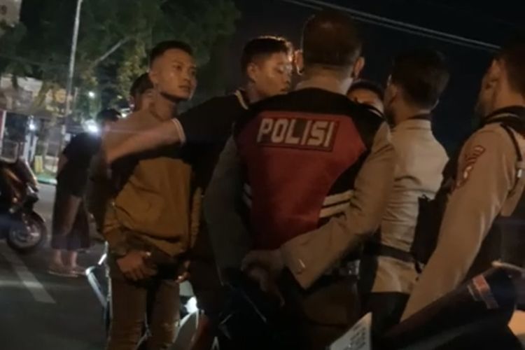 Oknum anggota TNI turun dan membentak anggota polisi di Pamekasan, Sabtu malam (15/11/2025)