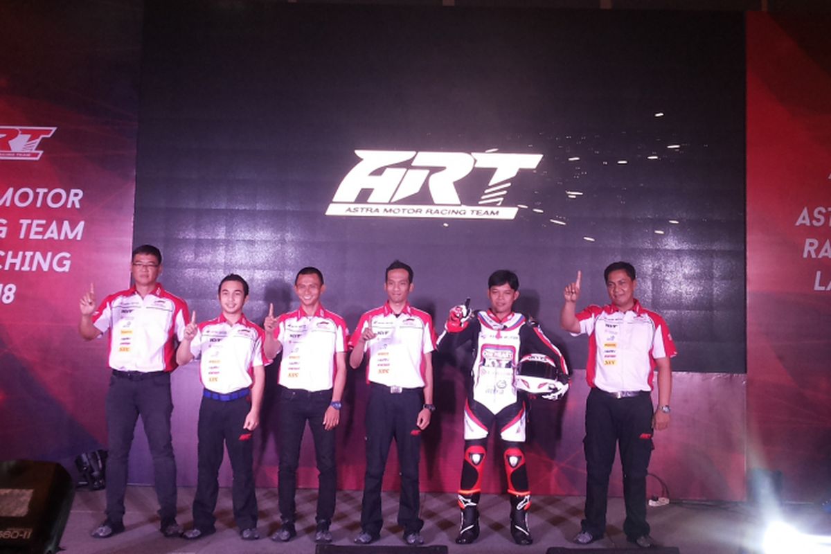 Sudharmono (paling kanan) bersama dengan rekan-rekannya sesama anggota Astra Motor Racing Team saat acara peluncuran tim formasi 2018 di Jakarta, Selasa (13/3/2018).