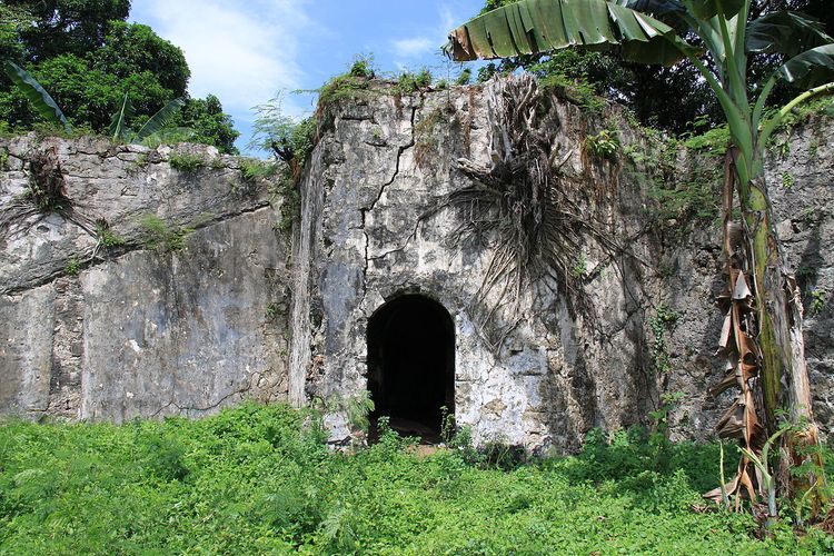 Benteng Revenge di Pulau Ay, Kepulauan Banda.