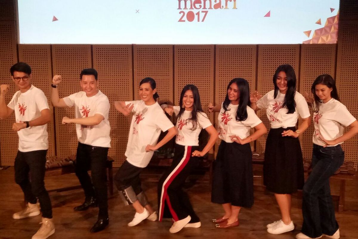 Marcell Darwin, Rangga Moela, Ranita, Rosmala Sari Dewi, Ayushita, Citra Kirana, dan Yuki Kato (dari kiri ke kanan) berfoto dalam jumpa pers Indonesia Menari 2017 di Galeri Indonesia Kaya, Grand Indonesia, Jakarta Pusat, Senin (6/11/2017).