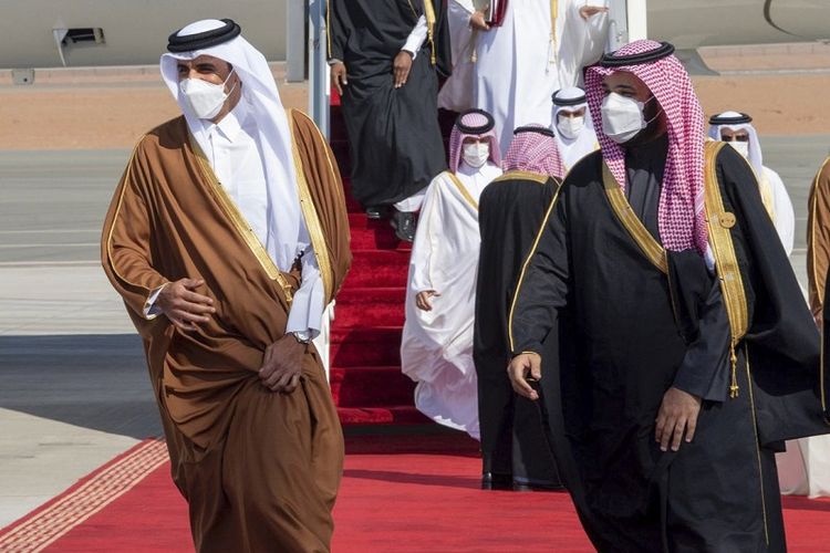 Dalam foto yang disediakan oleh Pengadilan Kerajaan Saudi ini, Putra Mahkota Arab Saudi Mohammed bin Salman, kanan, menyambut Emir Qatar Sheikh Tamim bin Hamad al-Thani pada saat kedatangannya untuk menghadiri KTT ke-41 Dewan Kerjasama Teluk di Al-Ula, Arab Saudi, Selasa , 5 Januari 2021.