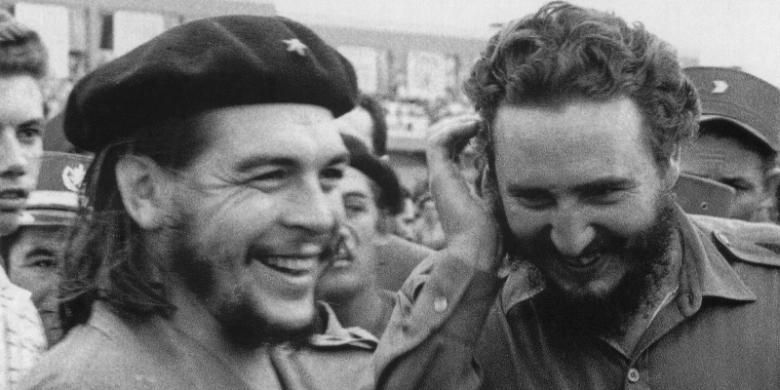 Foto yang diambil pada 1960-an ini memperlihatkan Fidel Castro (kanan), saat itu adalah perdana menteri Kuba, bertemu dengan rekan seperjuangannya Ernesto Che Guevara.