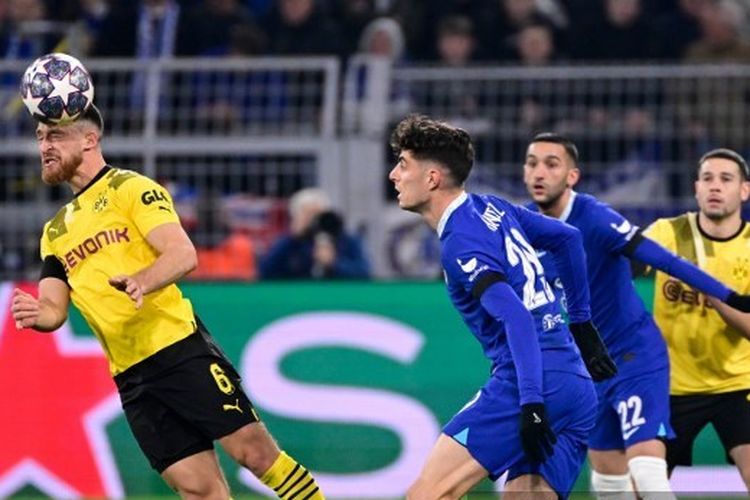 Gelandang Dortmund, Salih Ozcan (kiri), saat menanduk bola di dekat pemain tengah Chelsea, Kai Havertz (kanan), dalam leg pertama 16 besar Liga Champions 2022-2023 di Stadion Signal Iduna Park pada 15 Februari 2023. Selanjutnya, Chelsea bakal menjamu Dortmund dalam leg kedua Liga Champions 2022-2023. Laga Chelsea vs Dortmund digelar di Stadion Stamford Bridge pada Rabu (8/3/2023). Artikel ini berisi prediksi Chelsea vs Dortmund. (Foto oleh John MACDOUGALL / AFP)