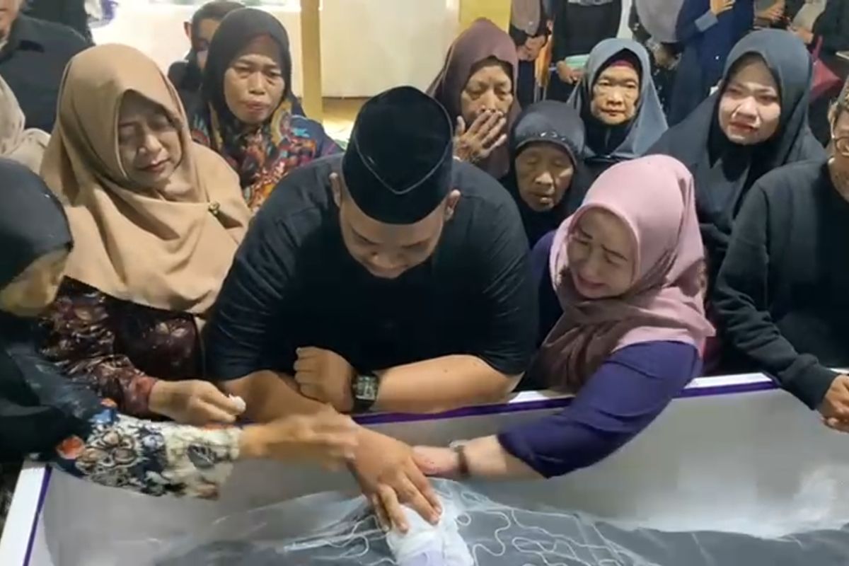 Isak tangis pecah saat jenazah Christia Barata Nugraha atau Polo Srimulat tiba di kampung halamannya, Desa Kertosari, Kecamatan Geger, Kabupaten Madiun, Jawa Timur, Kamis (7/3/2024) pagi.