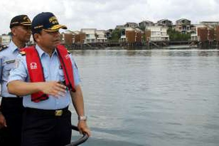 Direktur Jenderal Imigrasi Ronny F Sompie (kanan) meninjau Pulau Manis, Senin (8/8), di Batam, Kepulauan Riau. Pulau di pesisir Batam itu disiapkan jadi pusat wisata alam dengan sasaran utama pelancong asing. Ditjen Imigrasi salah satu pihak yang paling berkaitan dengan pelancong asing. 

Kompas/Kris Mada