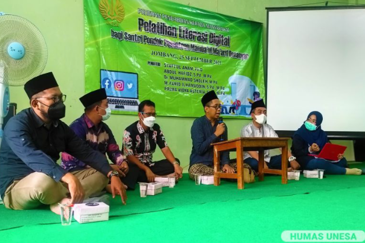 Tim dosen Universitas Negeri Surabaya (Unesa) mengadakan pelatihan literasi digital bagi para santri di Pesantren Mambaul Maarif Denanyar, Jombang, Jawa Timur.
