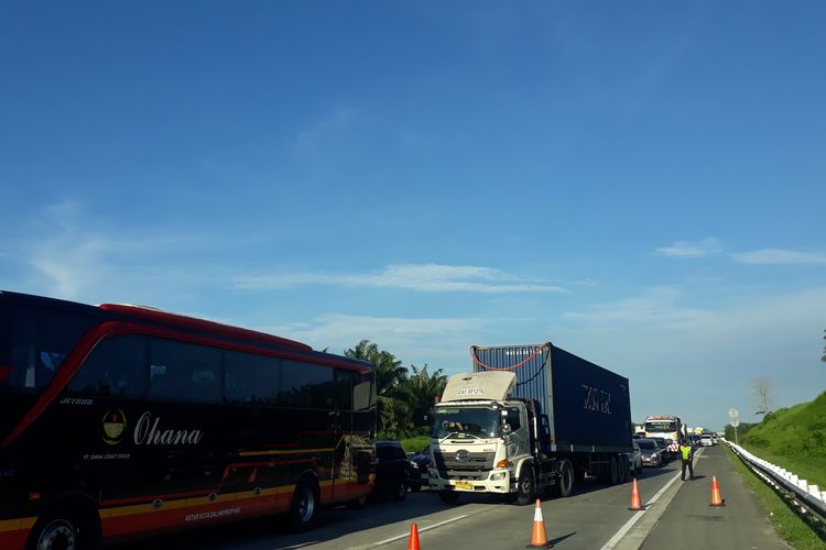 Evakuasi Bus Halmahera Picu Kemacetan di Jalan Tol Medan-Tebingtinggi