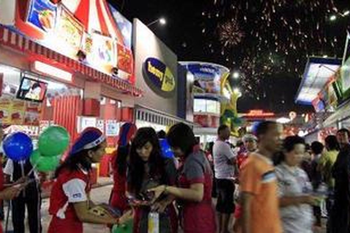 Pesta kembang api mewarnai pembukaan Jakarta Fair 2010 di Pekan Raya Jakarta (PRJ), Kemayoran, Kamis (10/6/2010). Jakarta Fair diselenggarakan setiap tahun untuk memperingati ulang tahun kota Jakarta berlangsung hingga 11 Juli 2010. 