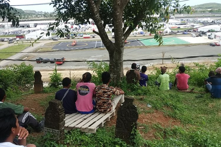 Suasana menonton di atas bukit kuburan