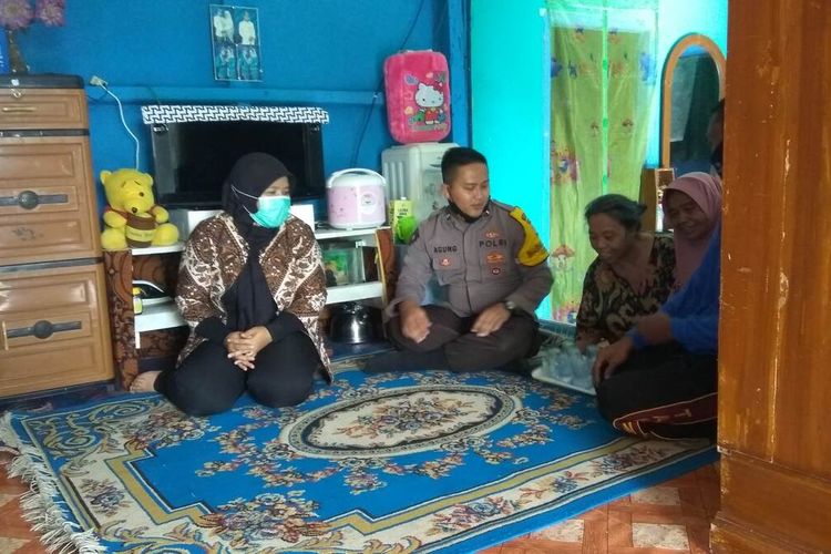 Bidan Desa Medanglayang, Kakay Karniawati didampingi Bhabinkamtibmas Polsek Panumbangan, mendatangi rumah Dedeh di Dusun Pangligaran.