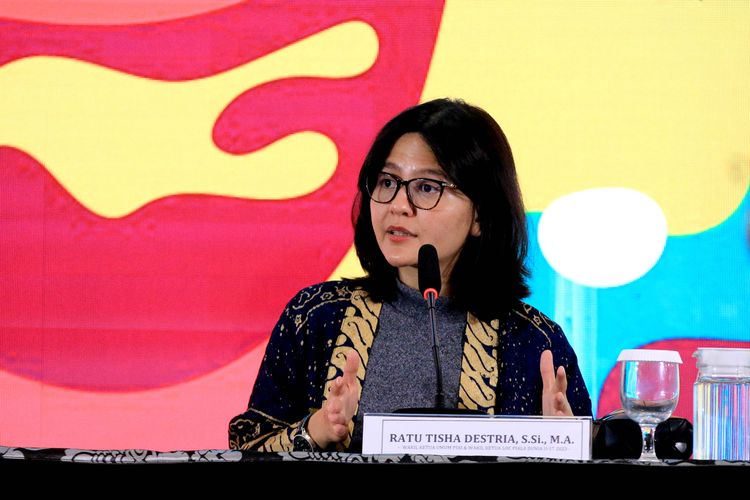 Wakil Ketua Umum PSSI sekaligus Wakil Ketua Local Organising Commitee (LOC) Piala Dunia U17 2023, Ratu Tisha Destria, berbicara kepada media yang berkumpul di Media Information Center Surabaya pada Jumat (1/12/2023).