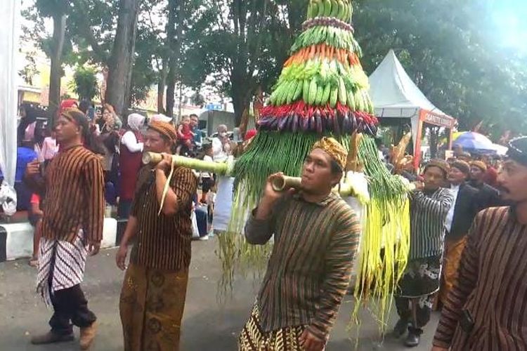 Ribuan Warga Tumpah Ruah Saksikan Kirab Budaya Nasional Gebyar Suro di Merangin Jambi