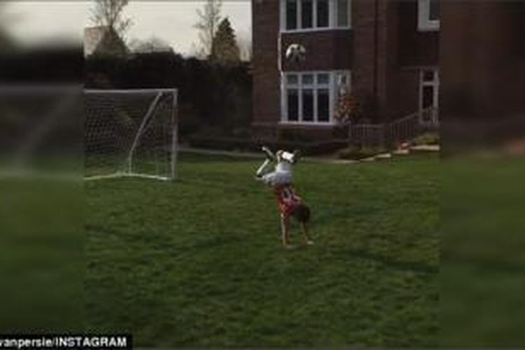 Shaqueel yang merupakan anak dari penyerang Manchester United, Robin van Persie, mencetak gol tendangan kalajengking. 
