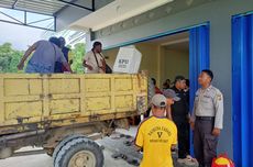 Petugas Jalan Kaki Distribusikan Logistik Pilkada ke 2 Distrik di Keerom Papua