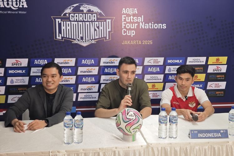 Pelatih Timnas Futsal Indonesia, Hector Souto, bersama Muhammad Syaifullah (kanan)