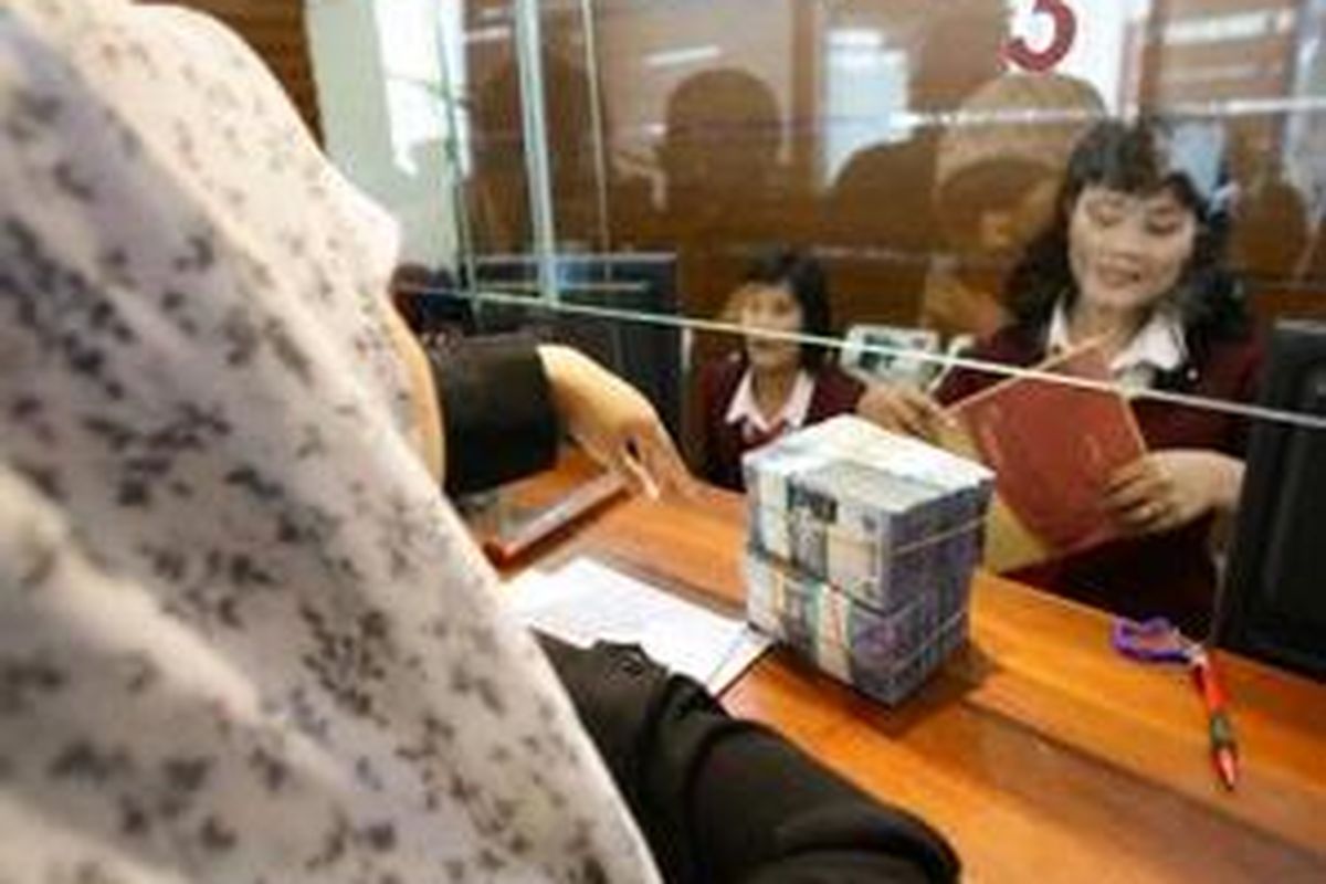 Nasabah mencairkan dana simpanannya di Bank Century, Senayan.