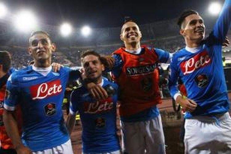 Faouzi Ghoulam, Dries Mertens, Marek Hamsik, dan Jose Callejon merayakan kemenangan Napoli atas Juventus, Sabtu (26/9/2015). 