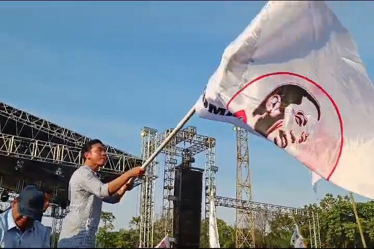 Calon wakil presiden (cawapres) nomor urut 2 Gibran Rakabuming Raka dalam acara kampanye di Stadion Baharoeddin Sirehar, Deli Serdang, Sumatera Utara, Rabu (7/2/2024).
