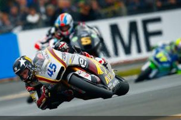 Pebalap Moto2, Scott Redding, memacu motornya di Sirkuit Le Mans, pada balapan GP Perancis, 19 Mei 2013.