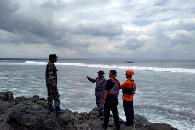 Petugas saat melakukan upaya pencarian terhadap tiga korban kapal terbalik di Banyuwangi, Rabu (6/9/2023)