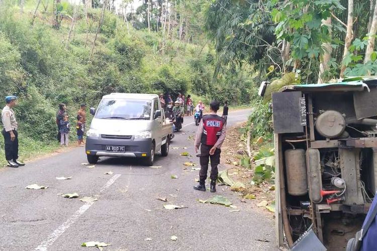 Ilustrasi tanjakan. Warga dan polisi mendatangi lokasi bus terguling di Bukit Menoreh, tepatnya di Pedukuhan Ngaglik, Kalurahan Pendoworejo, Kapanewon Samigaluh, Kabupaten Kulon Progo, Daerah Istimewa Yogyakarta.