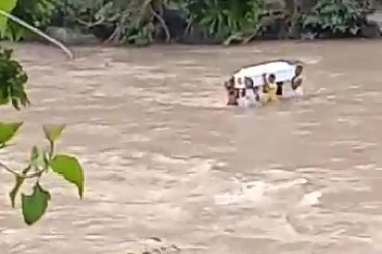 Enam orang pemuda Desa Alorawe, Kecamatan Boawae, Kabupaten Nagekeo, Nusa Tenggara Timur (NTT), nekat menggotong jenazah warga setempat menerobos sungai yang sedang banjir