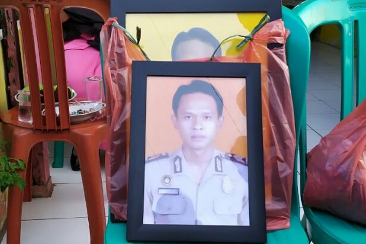 Bripka Suranto meninggal dunia setelah mengalami kecelakaan saat melakukan olah tempat kejadian perkara (TKP) percobaan pencurian motor di Ruko Times Square, Medang, Pagedangan, Tangerang Selatan, Senin (16/9/2019) dini hari. 