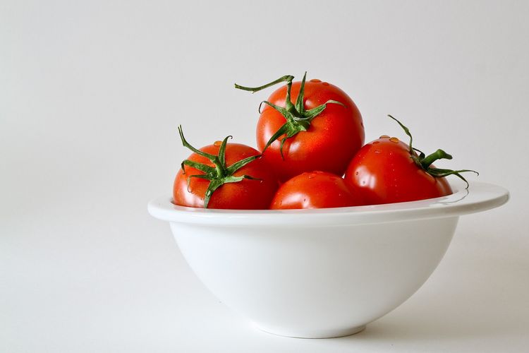 Rasanya yang nikmat dan rendah kalori membuat tomat tak hanya menjadikan tomat sebagai salah satu sayuran untuk diet, tetapi juga dapat menambah rasa makanan.