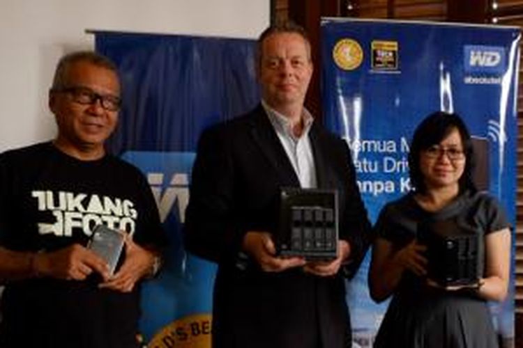 (kiri-kanan) Fotografer Arbain Rambey, Senior Regional Marketing Manager APAC Western Digital Simon Whitford, Territory Sales Manager Indonesia Western Digital Tjhin Merry