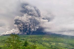Gunung Semeru Kembali Luncurkan Awan Panas Kamis Malam
