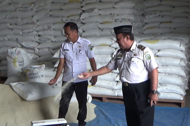 Perum Bulog Cabang Palopo, Sulawesi Selatan, menyalurkan beras 1.433,75 ton bantuan beras program stabilisasi pasokan dan harga pangan (SPHP) ke 6 kabupaten/kota di Sulawesi Selatan.