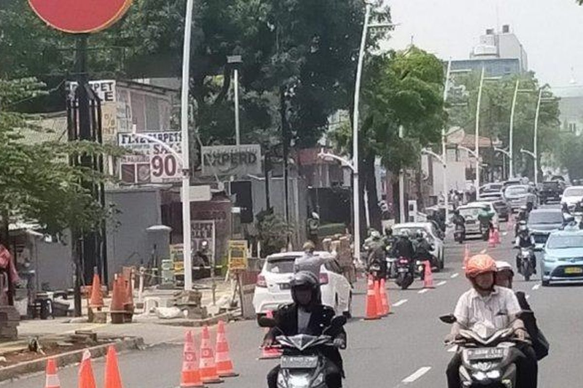 Pelaksanaan rekayasa lalu lintas di Jalan Kemang Raya, Mampang Prapatan, Jakarta Selatan, Senin (28/10/2019). 