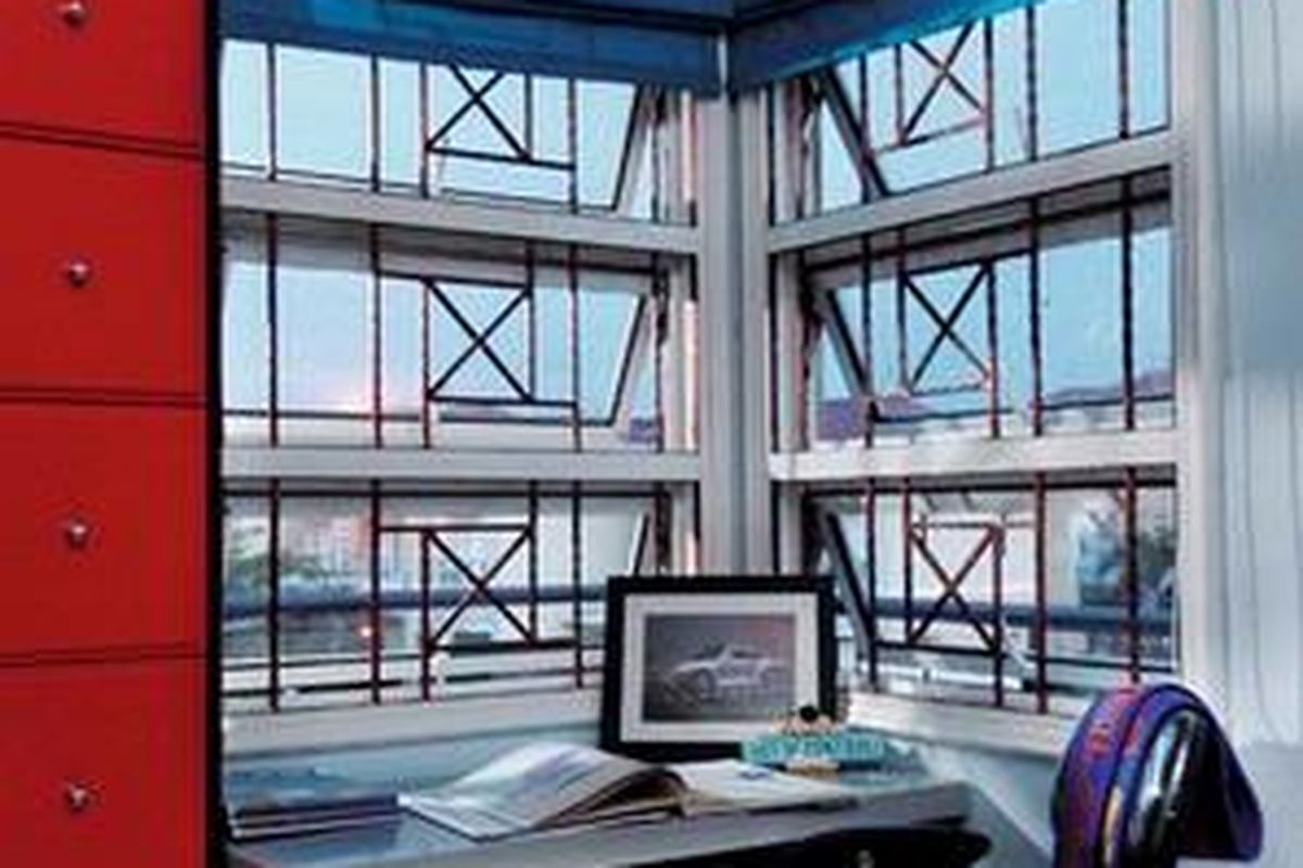 Fasad rumah bisa jadi lebih indah dengan hadirnya jendela. Jendela indah, rumahpun terlihat sumringah.