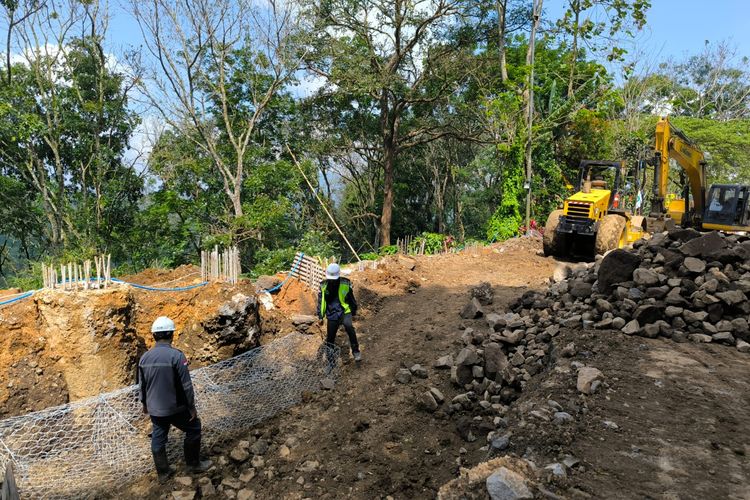 Bronjong di titik bekas tanah longsor, Km 235+600 atau yang dikenal Khokap, Jalur Gumitir Jember mulai dipasang, Kamis (21/8/2025).