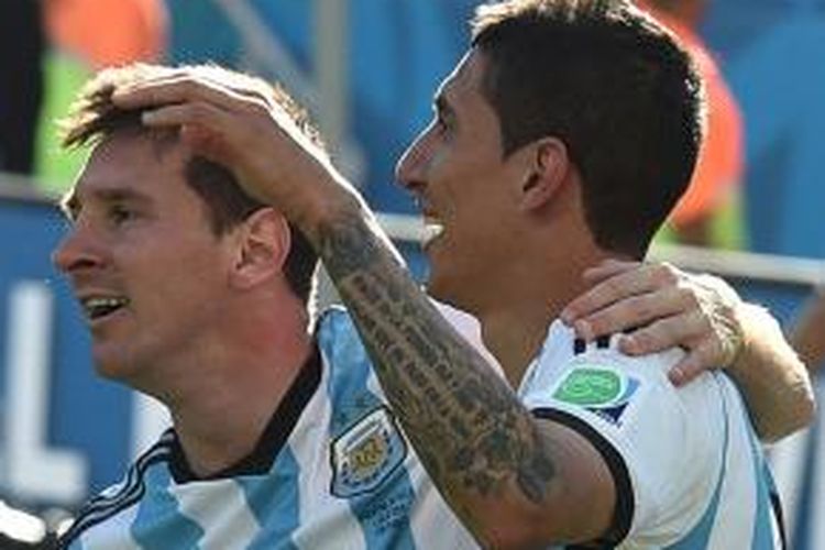Penyerang Argentina, Lionel Messi, merayakan gol bersama rekannya, Angel Di Maria, pada pertandingan perdelapan final Piala Dunia 2014 melawan Swiss, Selasa (1/7/2014). 