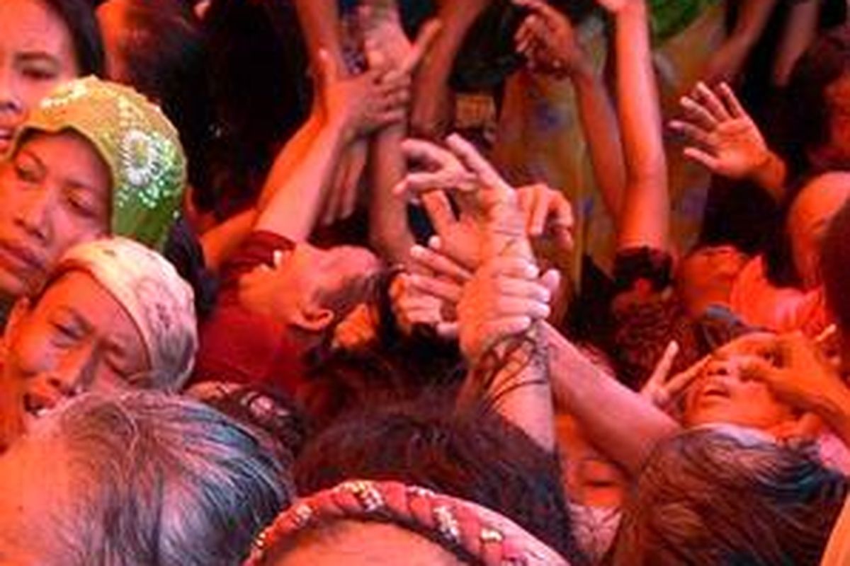 Warga yang sebagian besar para ibu berdesakan dan terinjak saat berebut zakat dari dermawan bernama H Saikhon di Gang Pepaya, Jalan dr Wahidin, Kelurahan Purutrejo, Purworejo, Kota Pasuruan, Jawa Timur, Senin (15/9).